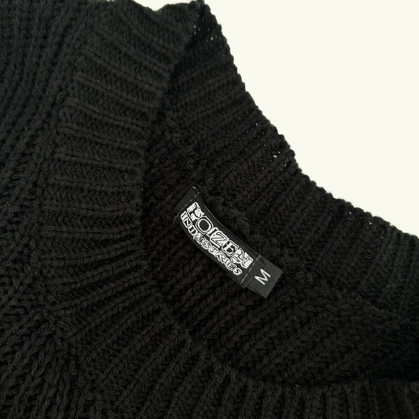 Sweter z dziurami